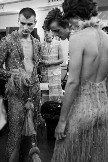 Modelos tras el desfile en uno de los salones del Hotel Wellington.