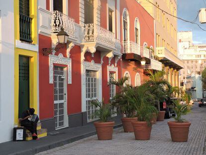 Puerto Rico fue colonia de España durante cuatro siglos, hasta 1898, cuando pasó a control estadounidense. La influencia hispana es visible en el Viejo San Juan. El centro conserva iglesias y casonas coloniales que se pueden visitar paseando por sus calles empedradas.