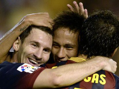 Messi, Neymar y Cesc se abrazan tras uno de los goles.