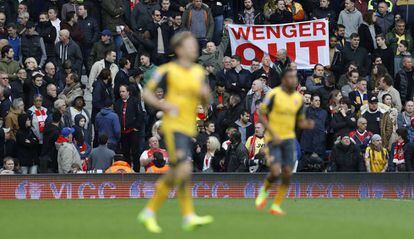 Un cartel pidiendo la salida de Wenger, técnico del Arsenal.