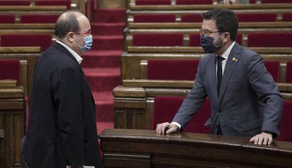 Miquel Iceta parla amb Pere Aragonès, al Parlament.