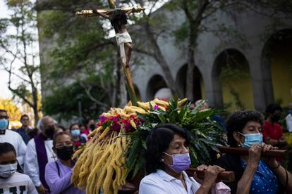 Personas participan en una procesión por Semana Santa, en marzo de 2023 en Managua.
