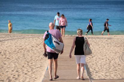 Turistas en la playa de Morro Jable, en Fuerteventura