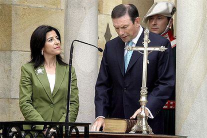 Juan José Ibarretxe, junto a la presidenta del Parlamento vasco, Izaskun Bilbao, durante la jura de su cargo.