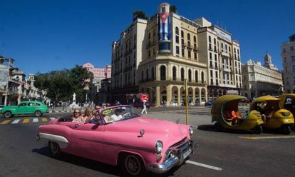Un automóvil estadounidense clásico transita con turistas el viernes pasado por las calles de La Habana. 