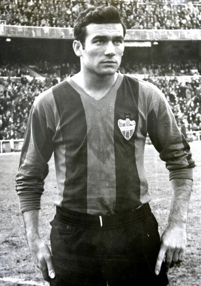 Antonio Calpe, con la camiseta del Levante.