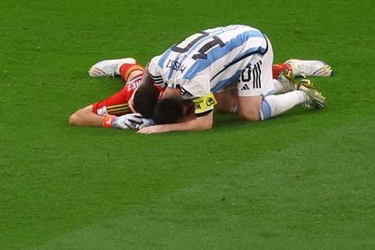 El portero de Argentina, Emiliano Martínez y el capitán de la selección albiceleste, Lionel Messi, celebran el pase a semifinales. 