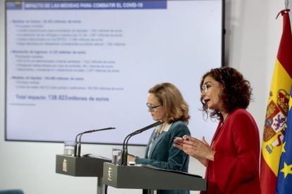 La ministra de Asuntos Económicos, Nadia Calviño, y la ministra de Hacienda, María Jesús Montero, el pasado 1 de mayo en Madrid.
