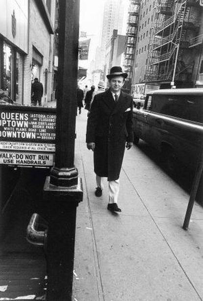 El periodista, nativo de Richmond (Virginia), en 1966, paseando por una calle de Manhattan como si fuera parte del mobiliario urbano