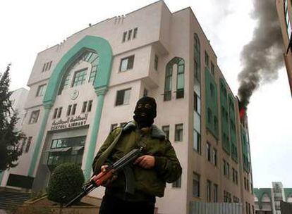 Un militante de Hamás durante los combates de hoy en la Universidad de Gaza