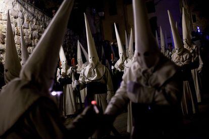 Penitentes de la Cofradía de Jesús Yacente en la procesión de Jueves Santo en Zamora.