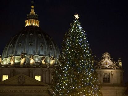En la plaza de San Pedro del Vaticano se ha encendido un abeto de 25 metros de altura. 