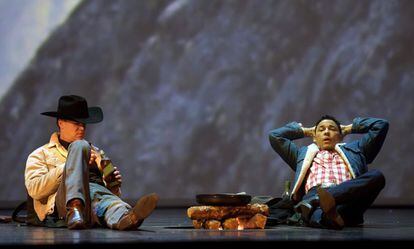 Daniel Okulitch y Tom Randle en el ensayo de la ópera 'Brokeback mountain', en el Teatro Real de Madrid.