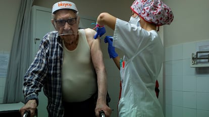 Una persona recibe la primera dosis de la vacuna de Pfizer en el centro de salud de Horta, en Barcelona.