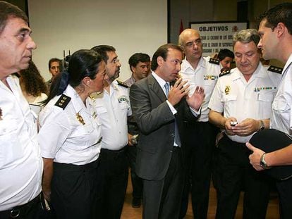 De izquierda a derecha, Gloria Martínez; el director adjunto Miguel Ángel Fernández-Chico; el director de la Policía y la Guardia Civil, Joan Mesquida; el jefe superior Enrique Barón; Juan Manuel Calleja y el inspector Julio Casado.