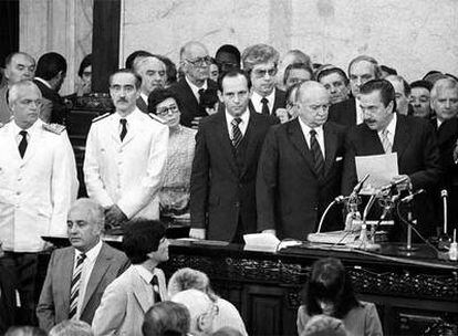 El ex presidente argentino Raúl Alfonsín, durante un discurso desde el Cabildo frente a la Plaza de Mayo de la ciudad de Buenos Aires en 1983