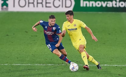 Gerard Moreno trata de regatear a Javier Galán este domingo en La Cerámica en el partido entre el Villarreal y el Huesca.