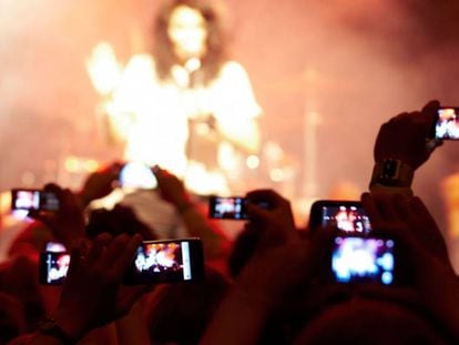 El incordio de los vídeos y las fotos de los móviles en los conciertos