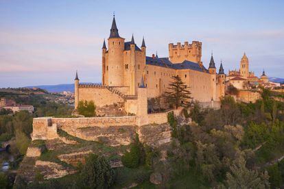 Alcázar de Segovia, en un espigón de roca en la confluencia de los ríos Clamores y Eresma.