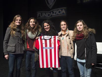 Las jugadoras del primer equipo femenino de Athletic Club con la protagonista de una de las películas presentadas en el festival de cine del club en 2019.