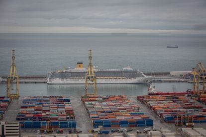 Terminal de contenedores y de cruceros en el puerto de Barcelona.