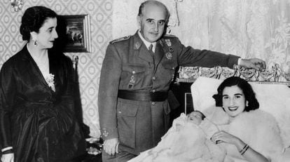 Francisco Franco junto a su esposa Carmen Polo y su hija Carmen Franco, así como su nieta.