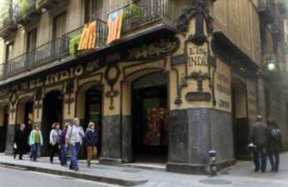 Vista de la tienda de tejidos El Indio, uno de los los comercios históricos y emblemáticos de Barcelona.
