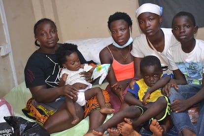 Fatumata Kamarah junto a su familia en el refugio que la ONG Don Bosco Fanbul ha habilitado para los damnificados por el incendio en Susan’s Bay, el slum donde vivían.