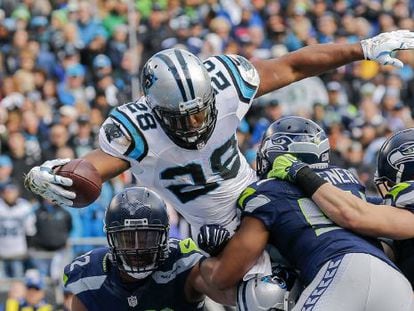 Jonathan Stewart de los Panthers logra un touchdown contra los Seahawks 