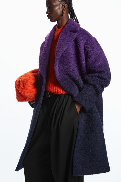 Confeccionado en alpaca y lana, este abrigo reúne todo lo necesario para salir de los colores más apagados y arriesgar el nuevo año. Disponible en Cos.