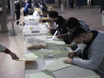 Funcionarios cierran las urnas e inician el conteo de votos en el cierre de las elecciones locales y constituyentes, en Santiago de Chile.