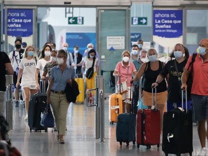 Llegada de turistas para pasar sus vacaciones en la Costa del Sol, el pasado mes de julio en el aeropuerto de Málaga.