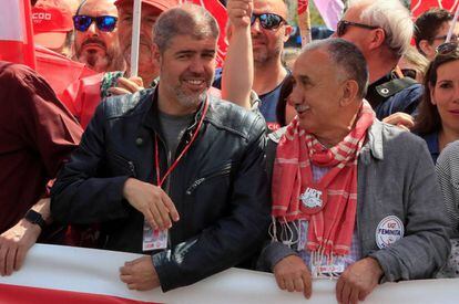 Los secretarios generales de UGT y CC OO, Pepe Álvarez (derecha) y Unai Sordo, en la marcha de Madrid.