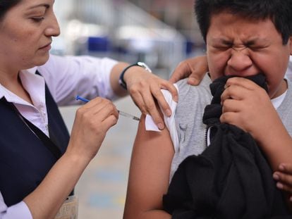 Adolescente recibe vacuna por parte de enfermera de los Servicios de Salud de la Ciudad de México, en fotografía de archivo.