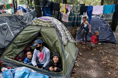 Migrantes venezolanos en un campamento en Bogotá, en 2020.