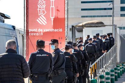 Fila de policías en Valencia esperando a ser vacunados con AstraZeneca, a finales de marzo. 