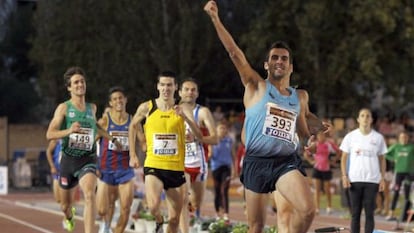 Kevin Lopez celebra su victoria en los 800m