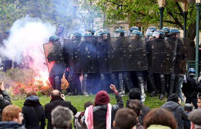 Enfrentamiento entre polic&iacute;as y manifestantes, este s&aacute;bado en Par&iacute;s.