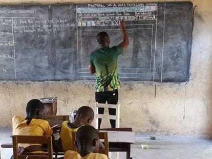 El profesor Owura Kwadwo enseña a usar Word con tiza y pizarra en Ghana.