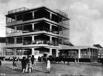 Open Air School for Healthy Children (colegio al aire libre para niños sanos), de Bernard Bijvoet y Jan Duiker, en AMsterdam (1927-1930).