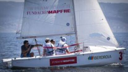 Alumnos del Centro Nacional de Vela Adaptada navegando en aguas de Sanxenxo.