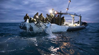 Fotografía cedida por la Armada de Estados Unidos donde aparecen unos marineros asignados al Grupo 2 de Eliminación de Artefactos Explosivos mientras recuperan del mar el globo chino que sobrevoló EE UU, el pasado 5 de febrero.