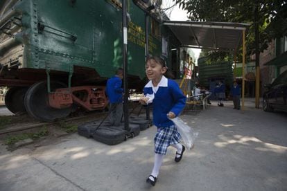 Una alumna del último vagón escuela de México corre en el recreo.