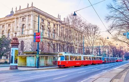 Tranvía público en la Ringstrasse, una de las principales calles de Viena. 