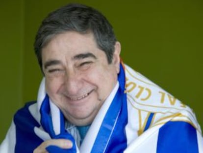 Augusto César Lendoiro, con una bandera del Depor.