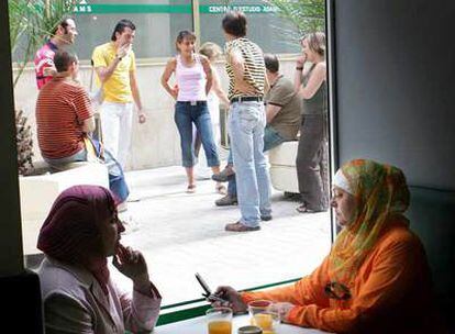 Jadiya, musulmana, de 47 años, valenciana de nacimiento, administrativa, desayuna con una compañera de trabajo.