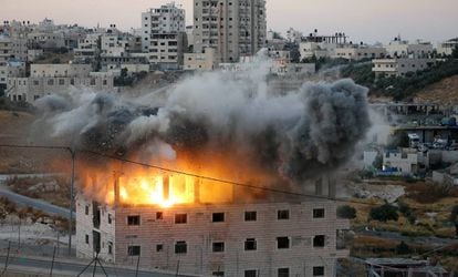 Un edificio palestino es demolido, este lunes en Wadi Humus.