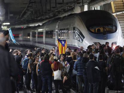 Manifestantes en la estación de AVE de Sants de la capital catalana.