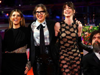 Marisa Tomei, la directora Rebecca Miller, Anne Hathaway y Peter Dinklage, en la ceremonia de inauguración de la Berlinale.