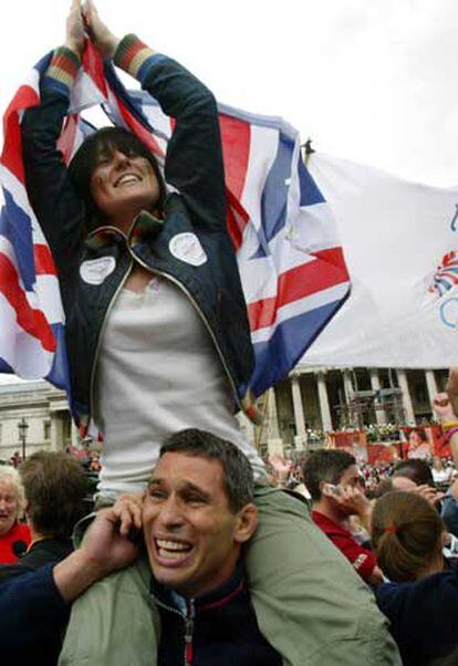 En la plaza londinense de Trafalgar cerca de 10.000 personas celebran la victoria inglesa.